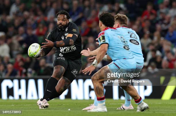 Mathieu Bastareaud of RC Toulon releases a pass during the EPCR Challenge Cup Final between Glasgow Warriors and RC Toulon at Aviva Stadium on May...