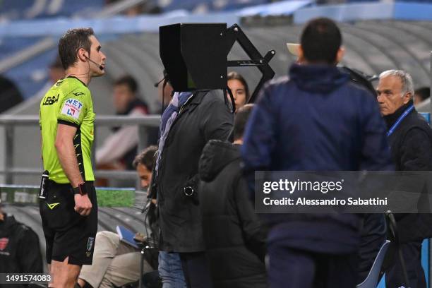 Referee Alberto Santoro checks the VAR during the Serie A match between US Sassuolo and AC Monza at Mapei Stadium - Citta' del Tricolore on May 19,...