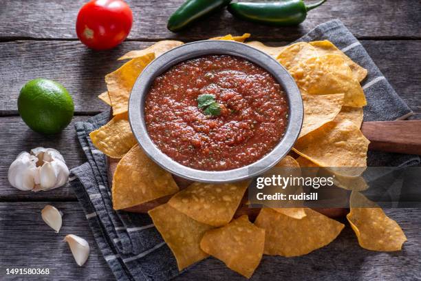 hausgemachte salsa - tortilla chip stock-fotos und bilder