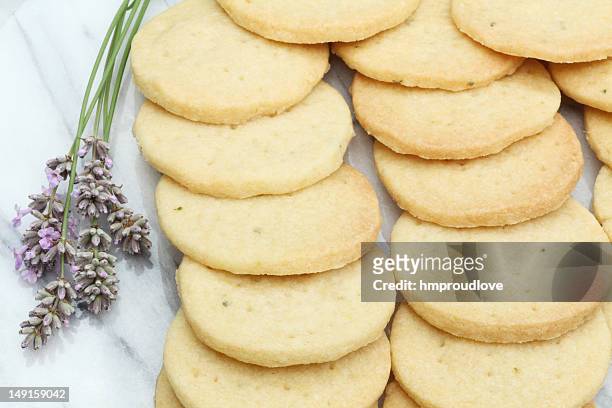 lavendel, biscuits - shortbread stock-fotos und bilder