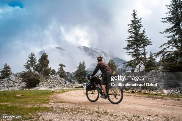 indoor aerial mountain landscape bikepacking bike tour on dirt road - the lycian way in turkey stockfoto's en -beelden