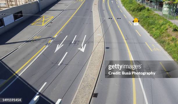Hwy On Ramp Arrow Highway Arrow Sign Photos and Premium High Res Pictures - Getty Images