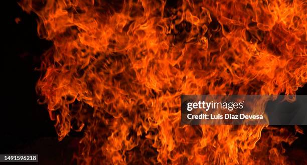 flames close up on a black background - fuego al aire libre fotografías e imágenes de stock