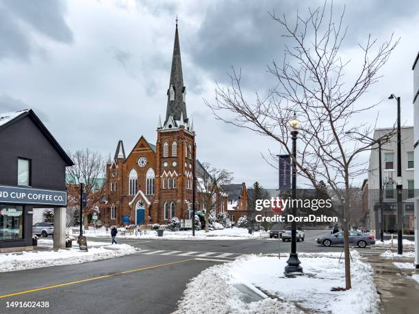 winter view of town and lakeshore, oakville, halton region, canada - oakville ontario stockfoto's en -beelden