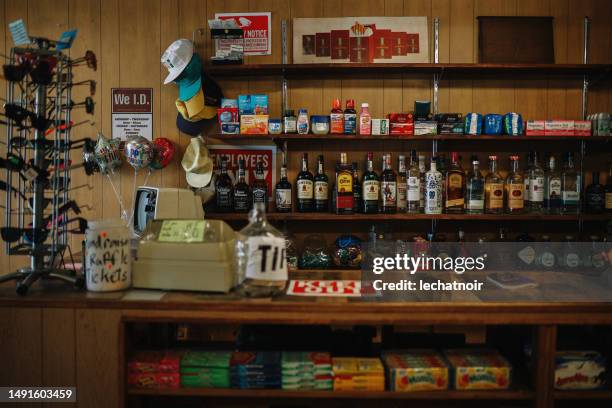 american small convenience store counter - gemakswinkel stockfoto's en -beelden
