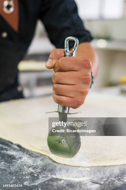 chef is making vegan pizza at restaurant - pizzaskärare bildbanksfoton och bilder