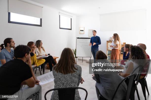 cours de groupe sur la pleine conscience - mode de vie alternatif photos et images de collection