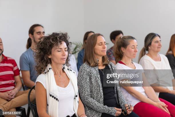 curso grupal de mindfulness - conciencia plena fotografías e imágenes de stock
