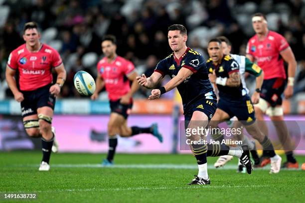 Freddie Burns of the Highlanders passes the ball during the round 13 Super Rugby Pacific match between Highlanders and Melbourne Rebels at Forsyth...