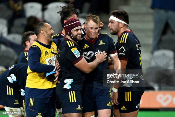 Sam Gilbert of the Highlanders celebrates with his team after kicking the winning penalty during the round 13 Super Rugby Pacific match between...