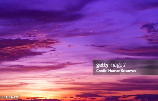beautiful sky at sunset or sunrise - purple sky stockfoto's en -beelden