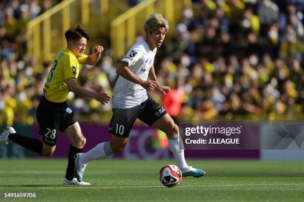 Yuya OSAKO of Vissel Kobe in action during the J.LEAGUE Meiji Yasuda J1 14th Sec. Match between Kashiwa Reysol and Vissel Kobe at SANKYO FRONTIER...