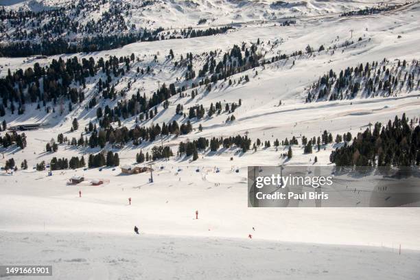 skiing in the dolomites, val gardena ski slopes, sella ronda, italy - gardena stock-fotos und bilder