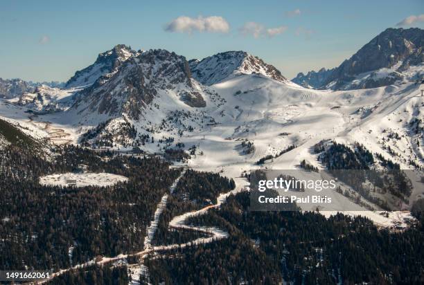 ski canazei - skiing in the dolomites. skiing area in the dolomites alps. overlooking the sella ronda - alta badia - fotografias e filmes do acervo