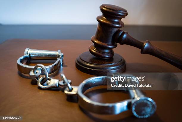 gavel and handcuffs - crimen fotografías e imágenes de stock