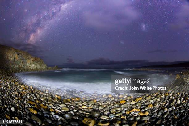 milky way and stars over the southern ocean. lone pine beach. round peddle beach. eyre peninsula. south australia. - australia v oman stock pictures, royalty-free photos & images