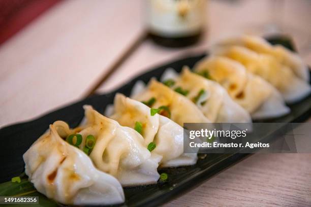 steamed dumplings (gyoza, jiaozi) - chinese dumpling foto e immagini stock