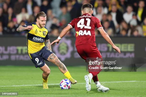 Jason Cummings of the Mariners with the ball during the second leg of the A-League Men's Semi Final between Central Coast Mariners and Adelaide...