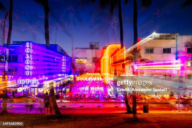 nightlife at ocean drive with bright neon lights and art deco hotels, miami, usa - miami nightclub stock pictures, royalty-free photos & images