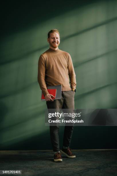 ein glücklicher, gutaussehender blonder geschäftsmann, der in die kamera schaut - teacher studio portrait stock-fotos und bilder