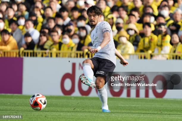 Hotaru Yamaguchi of Vissel Kobe in action during the J.LEAGUE Meiji Yasuda J1 14th Sec. Match between Kashiwa Reysol and Vissel Kobe at SANKYO...