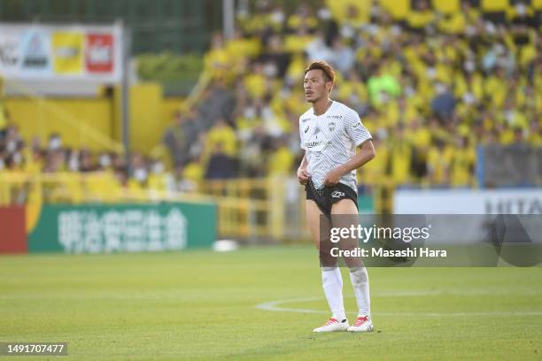 Yuki Honda of Vissel Kobe looks on during the J.LEAGUE Meiji Yasuda J1 14th Sec. Match between Kashiwa Reysol and Vissel Kobe at SANKYO FRONTIER...