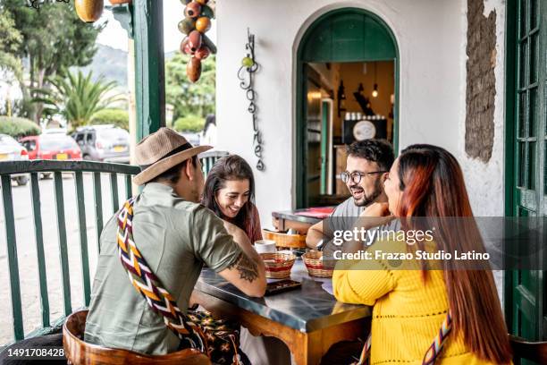 freunde unterhalten sich, während sie in einem café essen - kolumbianischer abstammung stock-fotos und bilder
