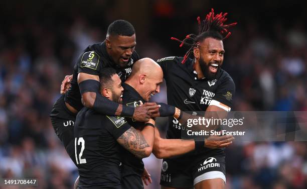 Sergio Parisse of Toulon celebrates his try with team mates during the EPCR Challenge Cup Final match between Glasgow Warriors and RC Toulon at Aviva...