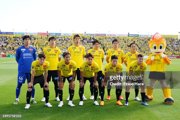 Players of Kashiwa Reysol line up for the team photos prior to the J.LEAGUE Meiji Yasuda J1 14th Sec. Match between Kashiwa Reysol and Vissel Kobe at...