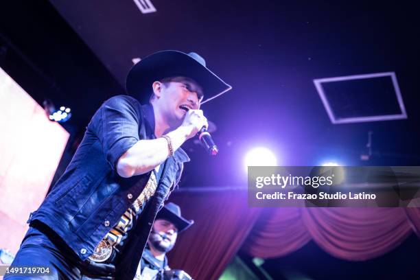 singer man singing in a music concert - country concert stock pictures, royalty-free photos & images