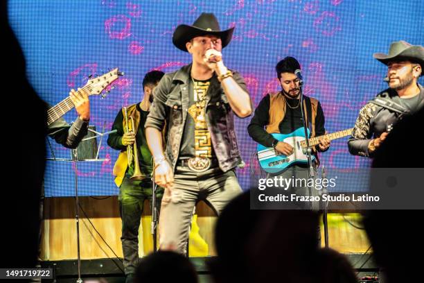 country band playing in a music concert - country music festival stock pictures, royalty-free photos & images