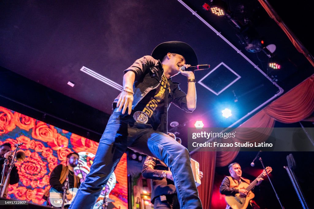 Singer man singing in a music concert