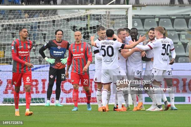 Lewis Ferguson of Bologns FC celebrates after scoring the 0-2 goal during the Serie A match between US Cremonese and Bologna FC at Stadio Giovanni...