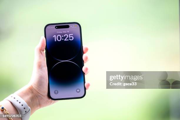 iphone 14 pro - iphone stockfoto's en -beelden