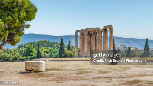 temple of olympian zeus, athens. - golden age of athens stock pictures, royalty-free photos & images