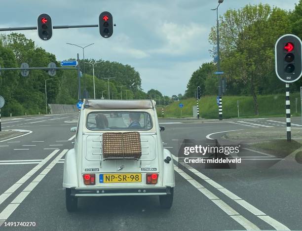 citroen 2cv auf der straße - auto ampel stock-fotos und bilder