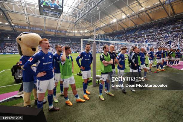 Players of FC Schalke 04 acknowledge the fans after the final whistle of Bundesliga match between FC Schalke 04 and Eintracht Frankfurt at...