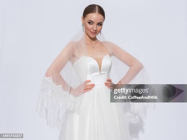 wunderschöne braut - hochzeitskleid stock-fotos und bilder