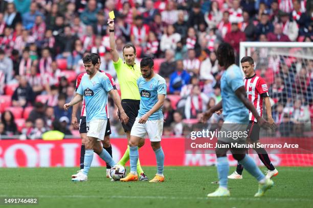 Match Referee Mario Melero López shows a yellow card to Luca De La Torre of RC Celta during the LaLiga Santander match between Athletic Club and RC...