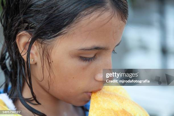 close-up of a sad girl on the beach - emoción stock pictures, royalty-free photos & images