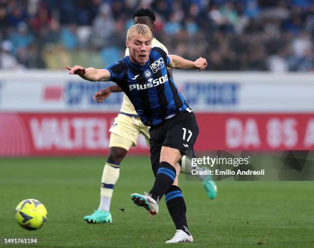 Rasmus Hojlund of Atalanta BC scores the team's third goal during the Serie A match between Atalanta BC and Hellas Verona at Gewiss Stadium on May...