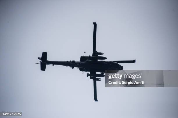 boeing ah-64 apache helicopter - attack helicopter stock pictures, royalty-free photos & images