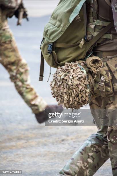 british army helmet with camouflage netting - british military stock-fotos und bilder