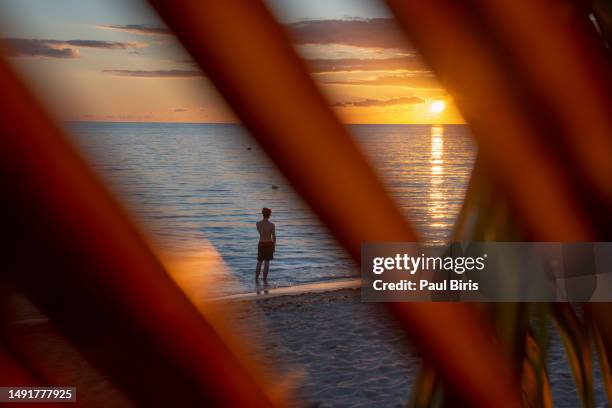 sunset at playa ancon, cuba - playa ancon cuba stock-fotos und bilder