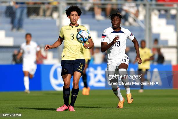 Christian Garcia of Ecuador competes for the ball with Darren Yapi of USA during the FIFA U-20 World Cup Argentina 2023 Group B match between USA and...