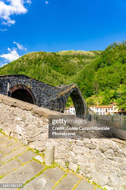 tuscany, ponte del diavolo - ponte hebden stock-fotos und bilder