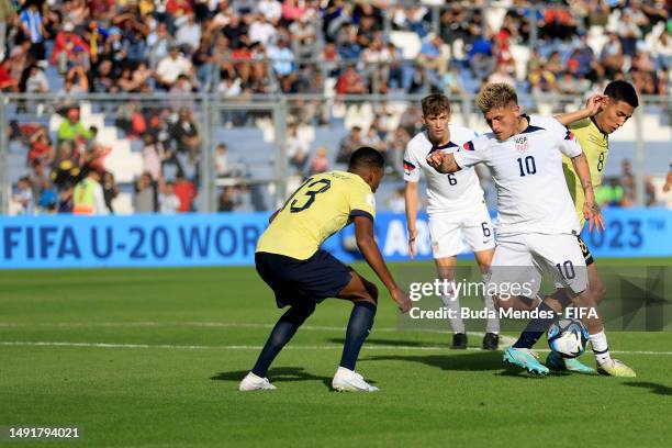 Diego Luna of USA being followed by Sebastian Gonzalez of Ecuador and Daniel De La Cruz of Ecuador during a FIFA U-20 World Cup Argentina 2023 Group...