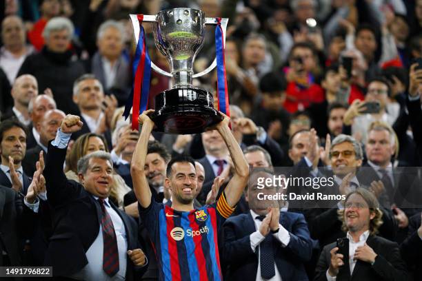 Sergio Busquets of FC Barcelona lifts the LaLiga trophy following the LaLiga Santander match between FC Barcelona and Real Sociedad at Spotify Camp...