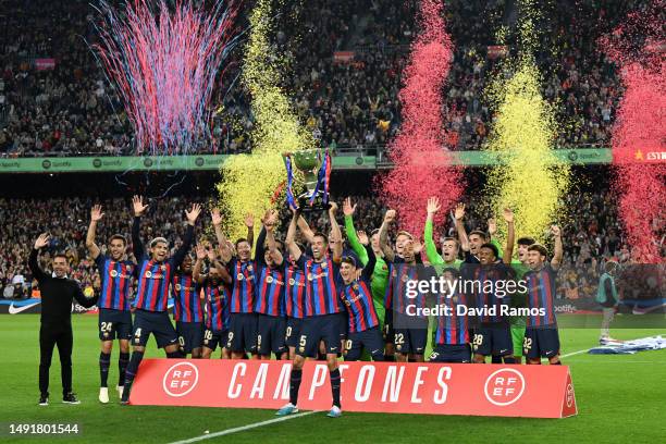 Sergio Busquets of FC Barcelona lifts the LaLiga trophy following the LaLiga Santander match between FC Barcelona and Real Sociedad at Spotify Camp...