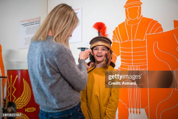 schau mama, ich bin ein römischer soldat - legionär stock-fotos und bilder